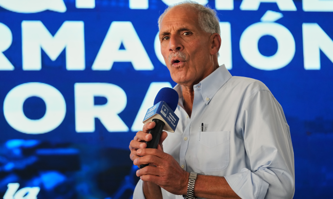 Ứng viên Nasry Asfura tại cuộc họp báo ở Tegucigalpa hôm 1/12. Ảnh: AP