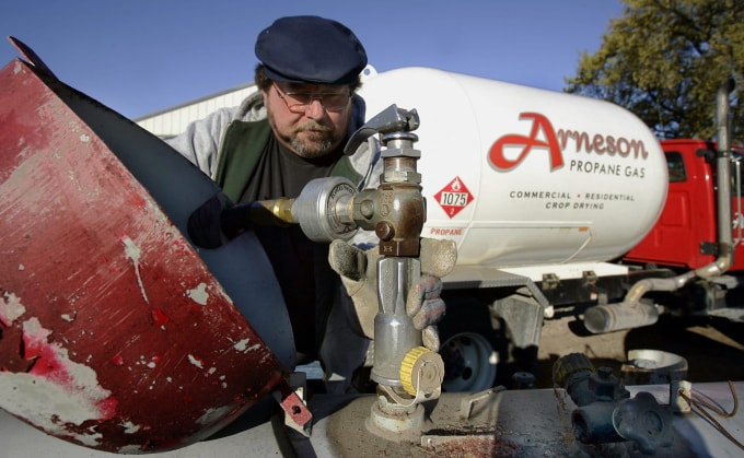 Xe bồn của công ty Arneson tiếp khí đốt cho một nông trang ở Yorkville, bang Illinois. Ảnh: AFP