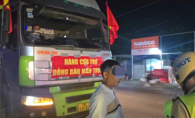 Xe mạo danh chở hàng cứu trợ bị CSGT xử phạt hành vi chở quá tải. Ảnh: Trọng Tín