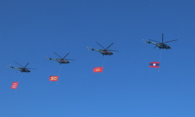 Trực thăng Mi-17 bay biểu diễn tại lễ diễu binh, diễu hành kỷ niệm 50 năm quốc khánh Lào ở Vientiane sáng 2/12. Ảnh: Pasaxon