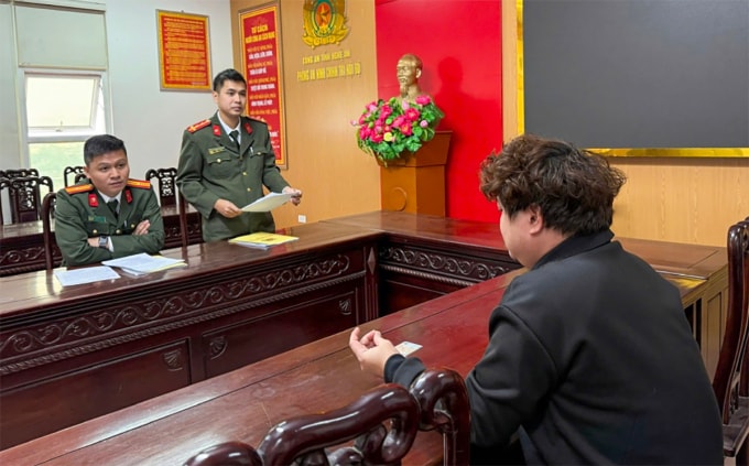 Người đàn ông (góc phải), làm việc với cảnh sát. Ảnh: Công an cung cấp