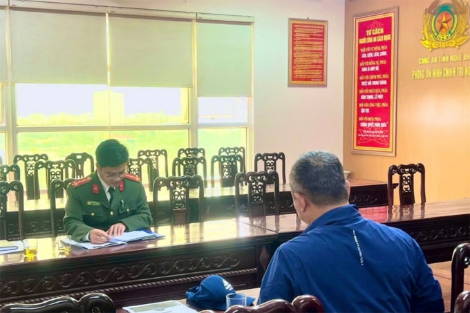 Người đàn ông (góc phải), làm việc với cảnh sát. Ảnh: Công an cung cấp