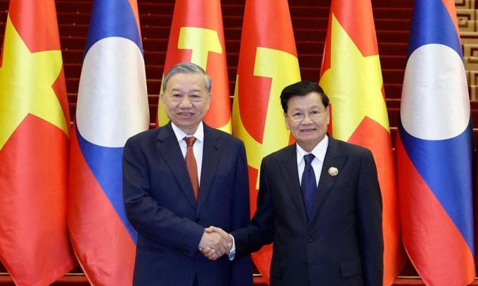 Tổng Bí thư Tô Lâm và Tổng Bí thư, Chủ tịch nước Lào Thongloun Sisoulith tại Vientiane hôm 2/12. Ảnh: TTXVN