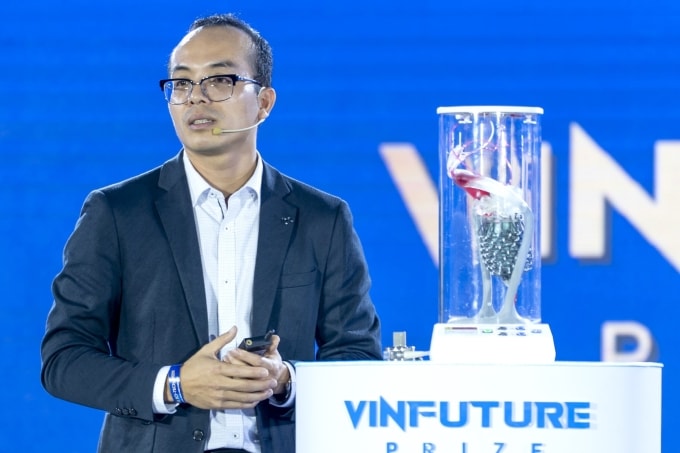 PGS Đỗ Thanh Nhỏ cùng trái tim nhân tạo do ông nghiên cứu, phát triển. Ảnh: