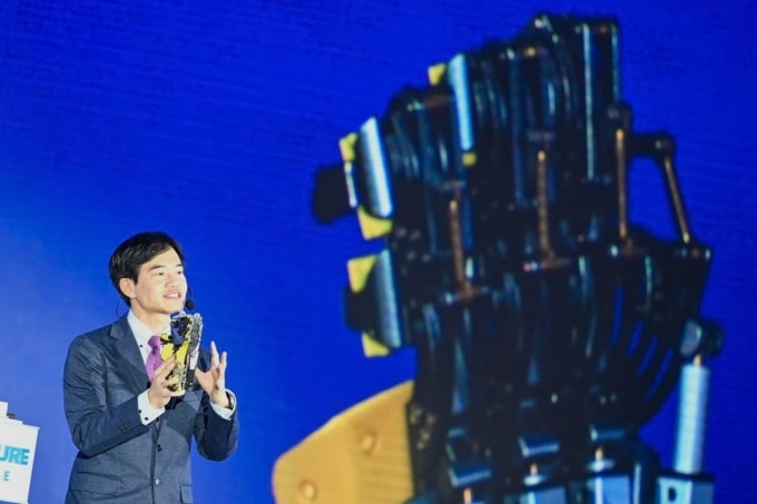 Giáo sư Raymond Kai Yu Tong với nghiên cứu về khung xương robot, cơ nhân tạo. Ảnh: Minh Sơn