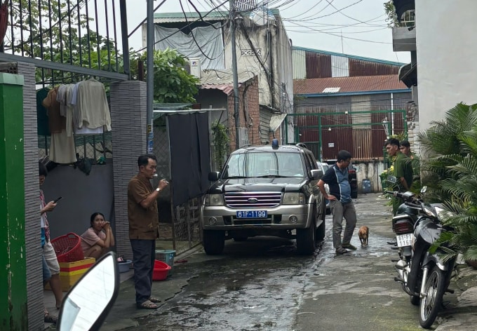 Cảnh sát làm việc với những người liên quan việc xây 48 căn nhà trái phép trên đất người khác. Ảnh: Thái Hà