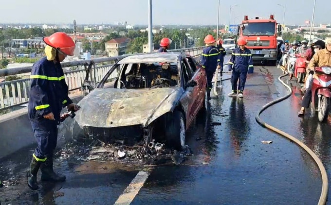 Ô tô bị cháy rụi sau hỏa hoạn Ảnh: Nam An