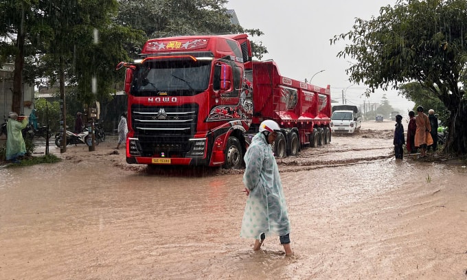 Quốc lộ 27 đoạn qua xã Dran bị ngập cục bộ. Ảnh: Anh Tuấn