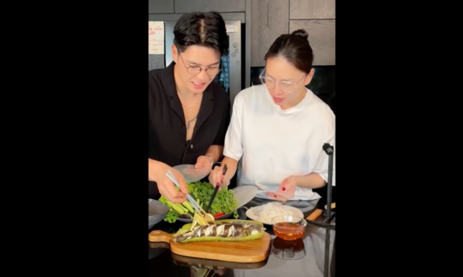 Huy Trần làm món cá lóc hấp bầu tẩm bổ cho vợ sau sinh