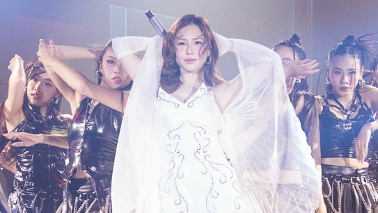 Hương Tràm 'trưởng thành từ những vết nứt trong tim'