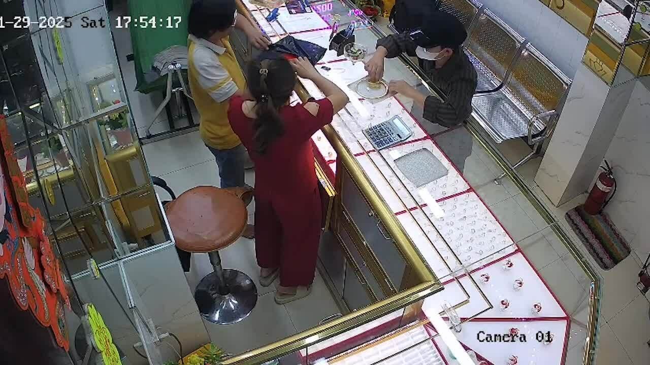 Cướp ở tiệm vàng rồi đe dọa tự sát