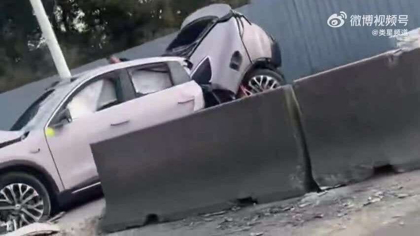 Ôtô gãy đôi sau va chạm, nữ tài xế thoát chết