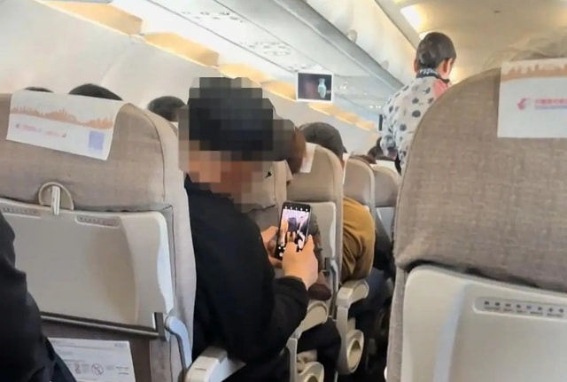 Một người đàn ông bị tình nghi quay lén tiếp viên hàng không - Ảnh 1. Một người đàn ông bị tình nghi quay lén tiếp viên hàng không - Ảnh 1.