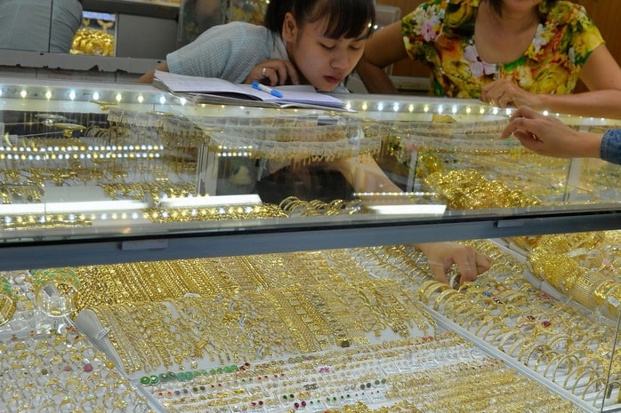 Giá vàng hôm nay 2 - 12 giảm mạnh , vàng SJC rời khỏi mốc 155 triệu đồng / lượng - Ảnh 2. Giá vàng hôm nay 2 - 12 giảm mạnh , vàng SJC rời khỏi mốc 155 triệu đồng / lượng - Ảnh 2.