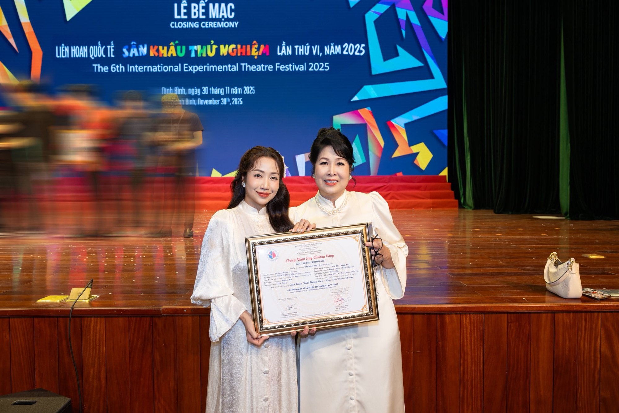 NSND Hồng Vân đón tin vui ở tuổi U60- Ảnh 1. NSND Hồng Vân đón tin vui ở tuổi U60- Ảnh 1.