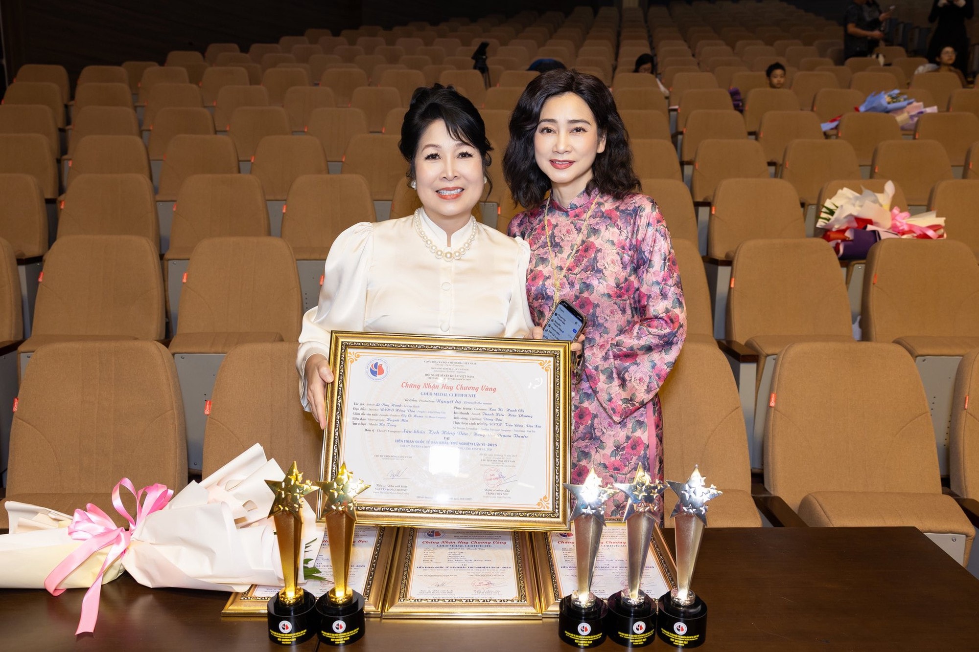 NSND Hồng Vân đón tin vui ở tuổi U60- Ảnh 2. NSND Hồng Vân đón tin vui ở tuổi U60- Ảnh 2.