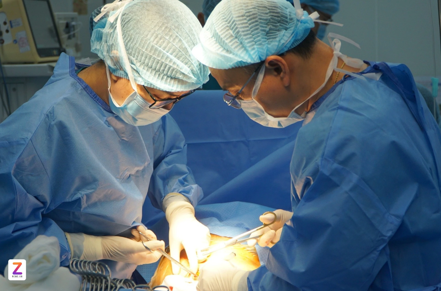 Ê-kíp thực hiện một ca sinh mổ trong ngày khánh thành bệnh viện (Znews)