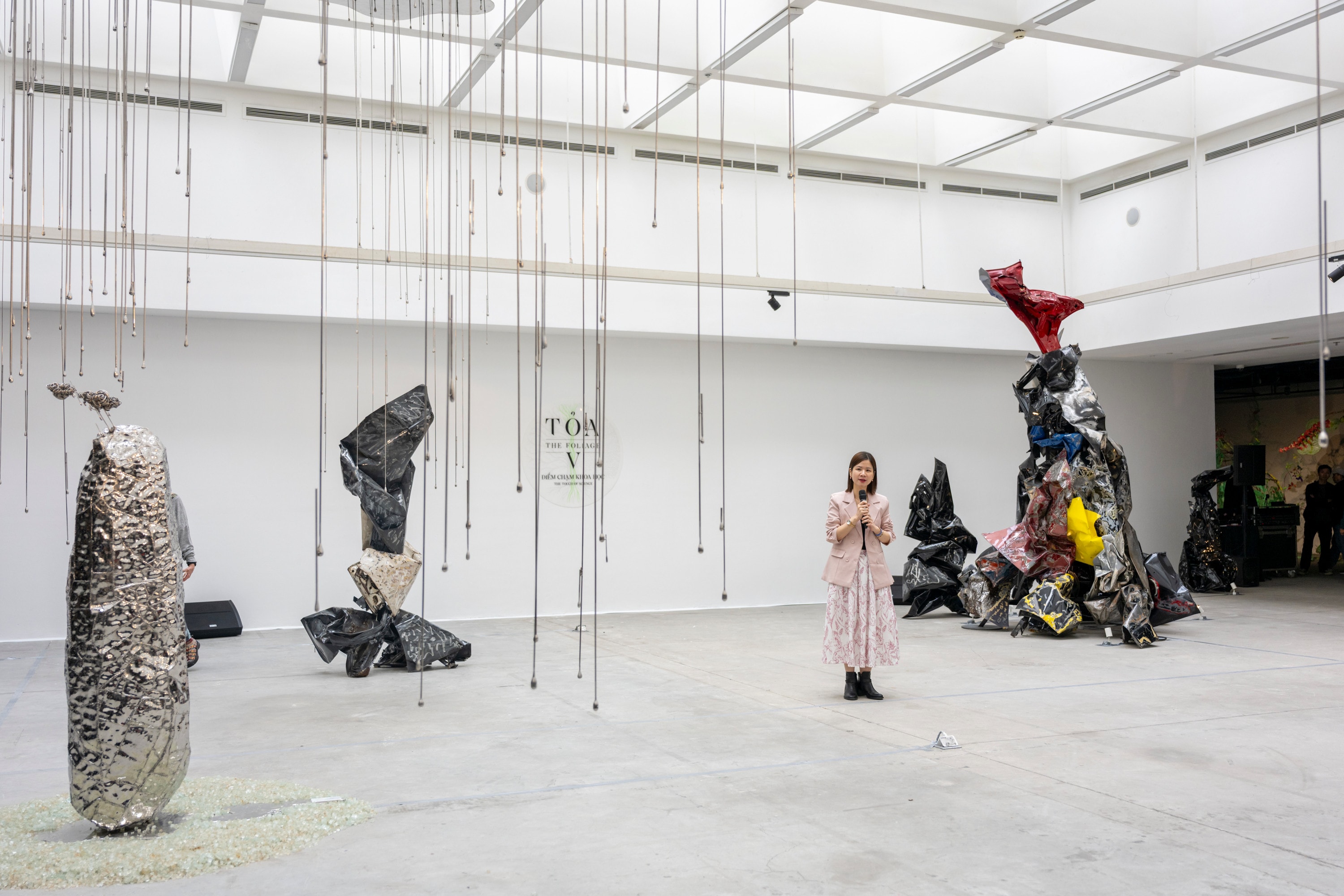 TS Lê Thái Hà - Giám đốc điều hành Quỹ Vinfuture - phát biểu khai mạc Triển lãm TOẢ V - Điểm chạm Khoa học.