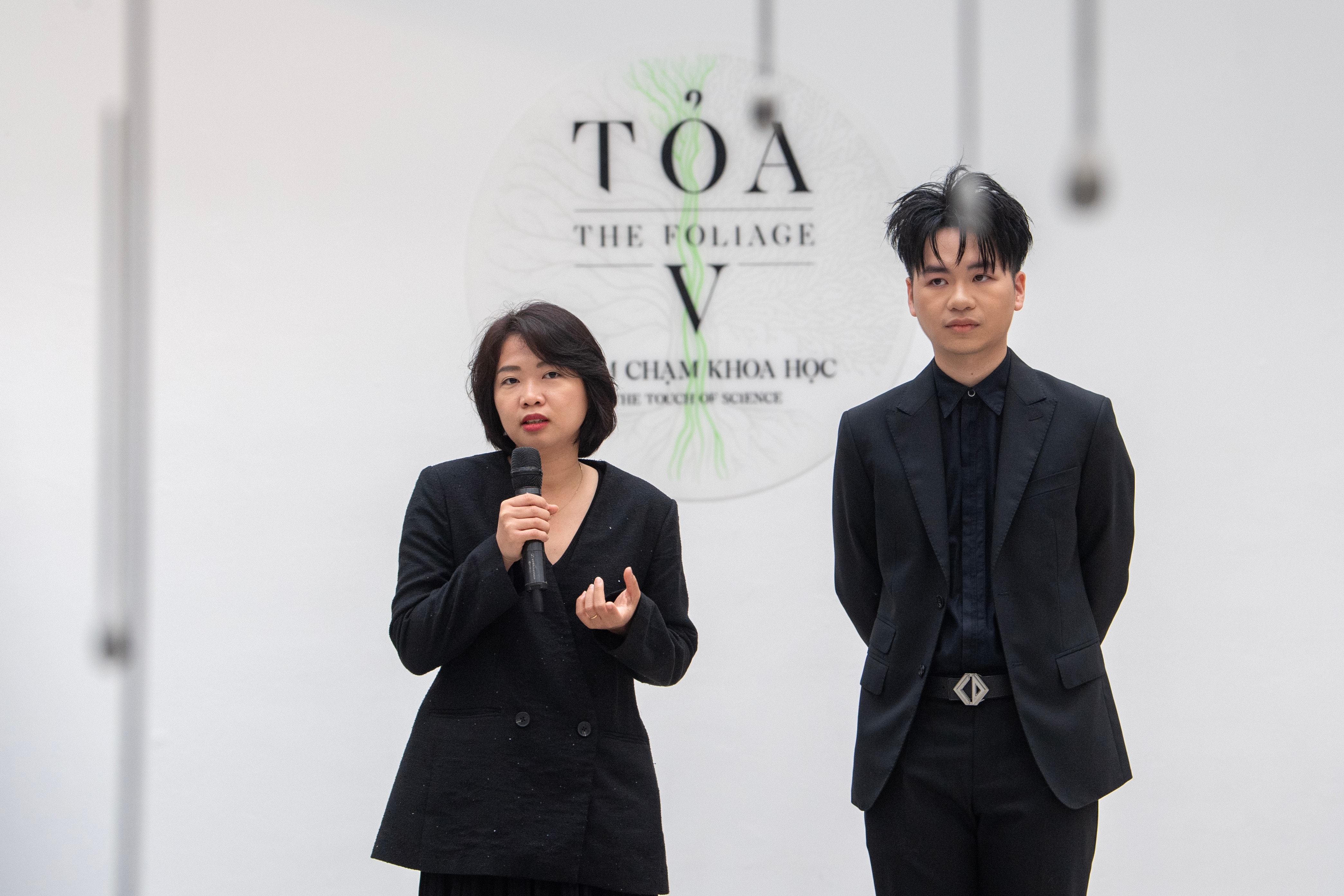 Nghệ sĩ Lê Giang và Nghệ sĩ Phạm Minh Hiếu phát biểu tại khai mạc Triển lãm TOẢ V - Điểm chạm Khoa học.