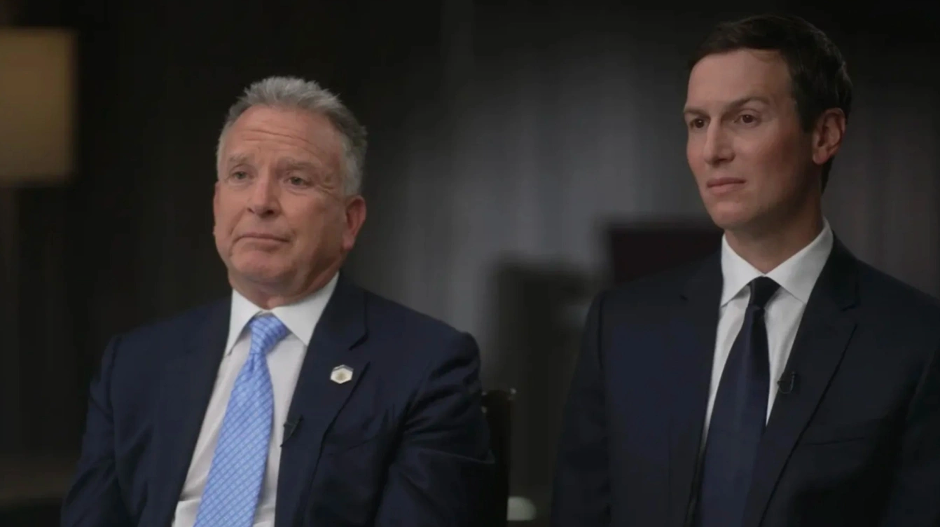 Đặc phái viên Mỹ về Trung Đông Steve Witkoff (trái) và Jared Kushner, con rể Tổng thống Donald Trump. (Ảnh: CBS News)