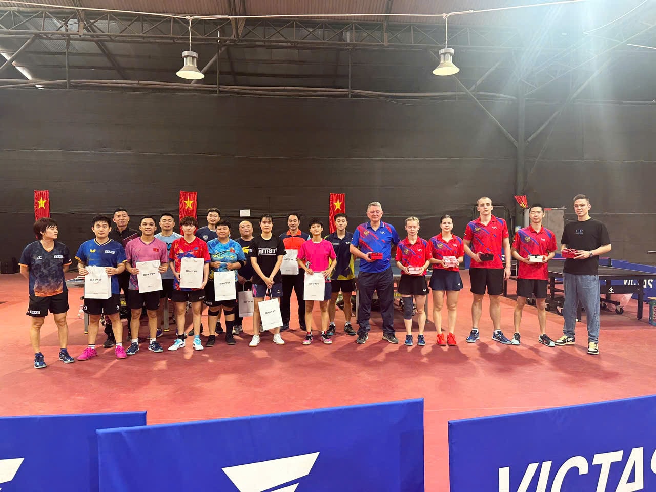 Đội tuyển bóng bàn Việt Nam và Nga tập luyện chung ngay trước SEA Games 33.