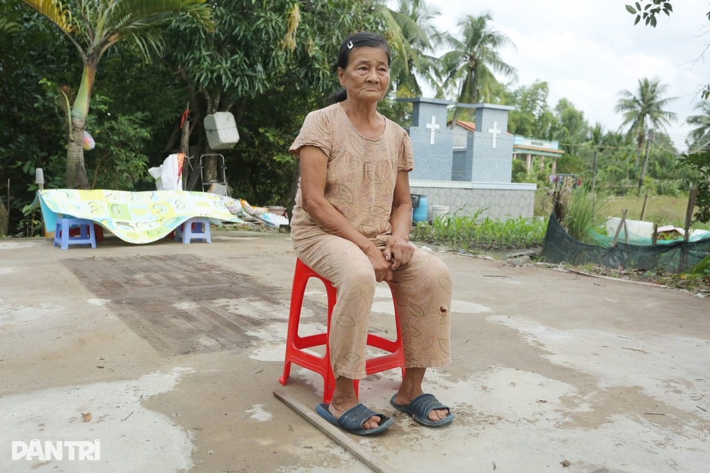 Nhà lá 30 năm bị cuốn sập, người phụ nữ tật nguyền sống nhờ hàng xóm - 1 Nhà lá 30 năm bị cuốn sập, người phụ nữ tật nguyền sống nhờ hàng xóm - 1