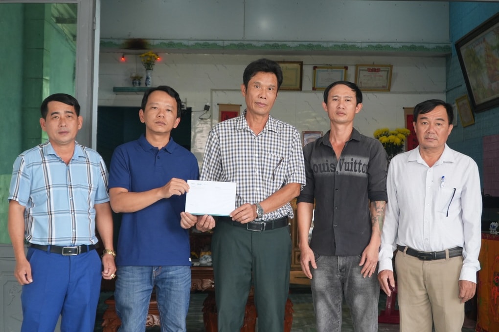 Năm ngày vượt biển về nhà, người đàn ông khóc nghẹn bên mộ vợ - 5 Năm ngày vượt biển về nhà, người đàn ông khóc nghẹn bên mộ vợ - 5