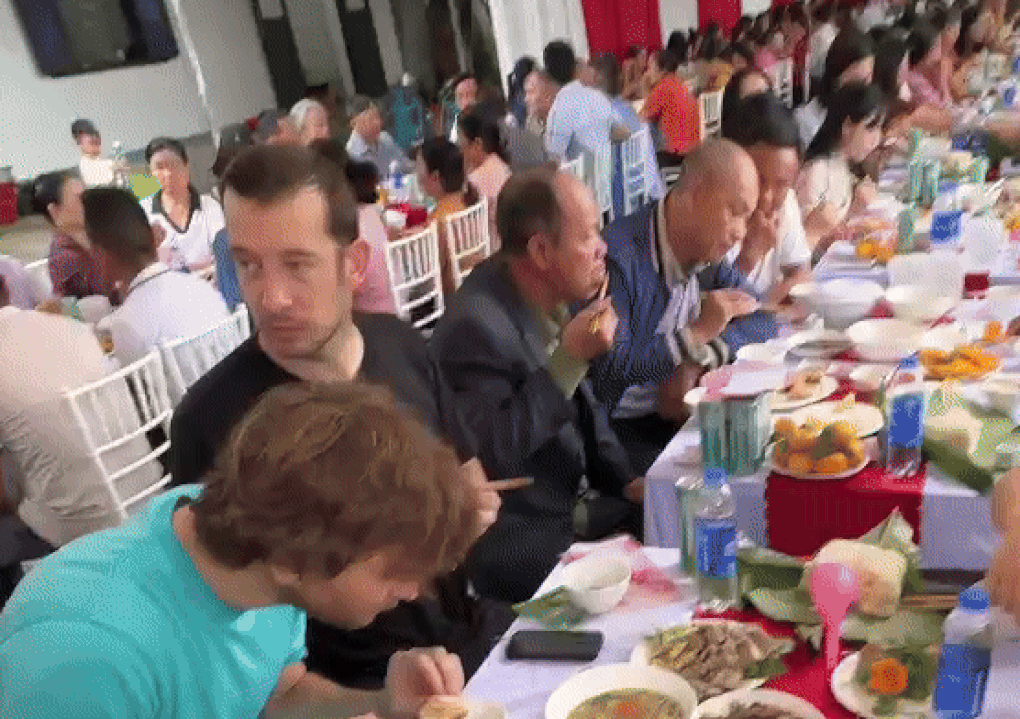 Đạp xe ở Lào Cai, hai khách Tây được gia chủ mời vào ăn tiệc hỏi cưới - 1 Đạp xe ở Lào Cai, hai khách Tây được gia chủ mời vào ăn tiệc hỏi cưới - 1