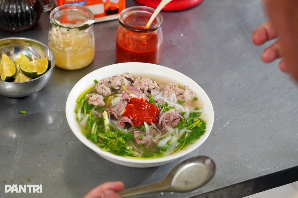 Bát phở 25.000 đồng trong quán rẻ nhất Hà Nội, nhiều năm không tăng giá - 3 Bát phở 25.000 đồng trong quán rẻ nhất Hà Nội, nhiều năm không tăng giá - 3