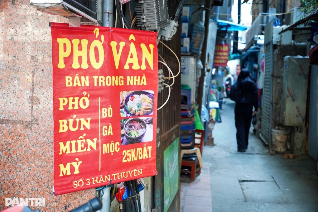 Bát phở 25.000 đồng trong quán rẻ nhất Hà Nội, nhiều năm không tăng giá - 1 Bát phở 25.000 đồng trong quán rẻ nhất Hà Nội, nhiều năm không tăng giá - 1