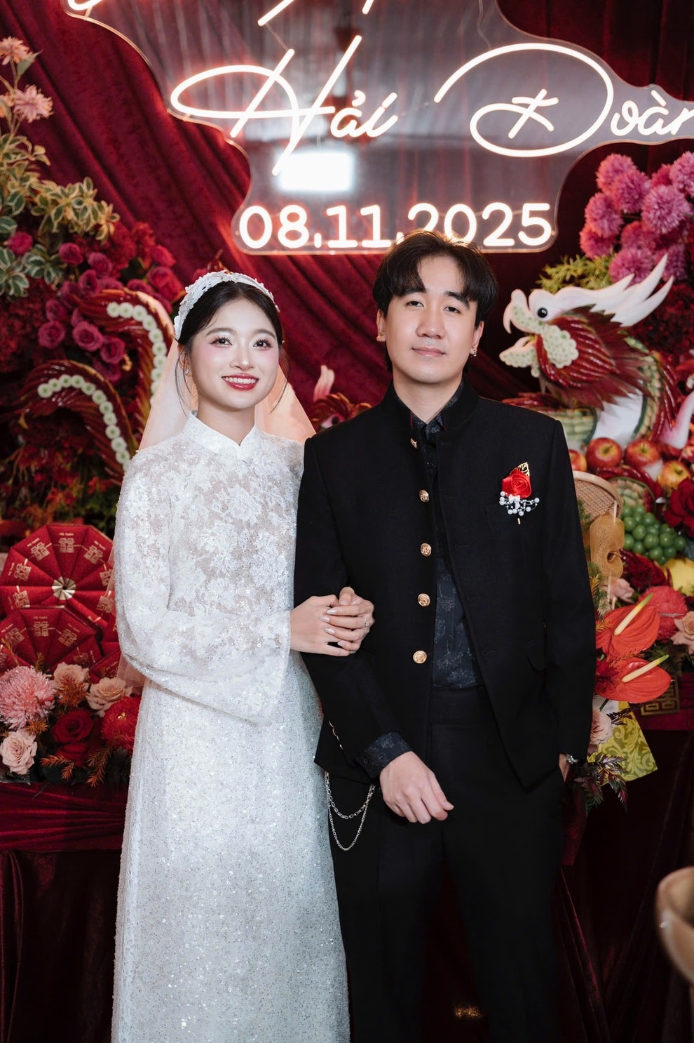 Đạp xe ở Lào Cai, hai khách Tây được gia chủ mời vào ăn tiệc hỏi cưới - 2 Đạp xe ở Lào Cai, hai khách Tây được gia chủ mời vào ăn tiệc hỏi cưới - 2