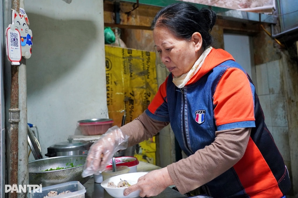 Bát phở 25.000 đồng trong quán rẻ nhất Hà Nội, nhiều năm không tăng giá - 2 Bát phở 25.000 đồng trong quán rẻ nhất Hà Nội, nhiều năm không tăng giá - 2