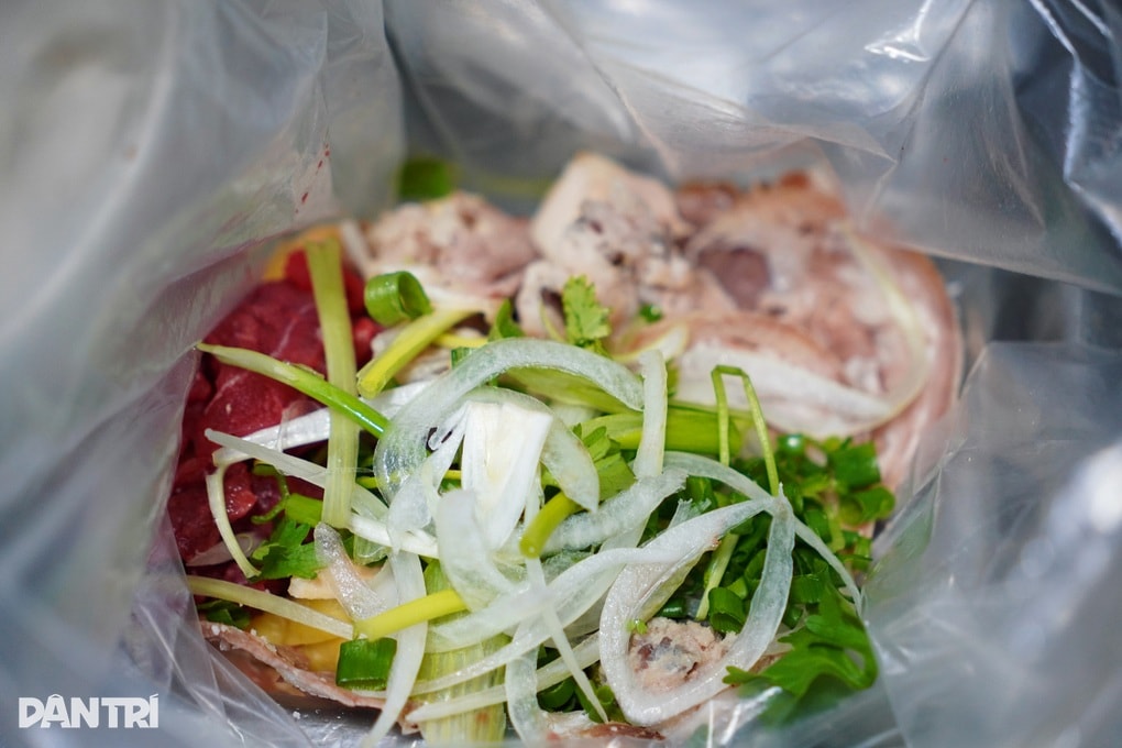 Bát phở 25.000 đồng trong quán rẻ nhất Hà Nội, nhiều năm không tăng giá - 5 Bát phở 25.000 đồng trong quán rẻ nhất Hà Nội, nhiều năm không tăng giá - 5