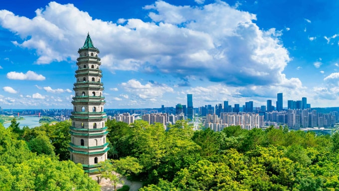 Tháp Long Trượng ở Nam Ninh. Ảnh: Klook