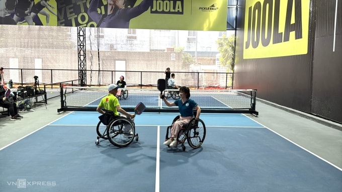 Các thành viên của Câu lạc bộ Thể thao người Khuyết tật (VDADC) chơi pickleball trên sân tập của phường Nam Từ Liêm, sáng 14/11. Ảnh: Quỳnh Nguyễn