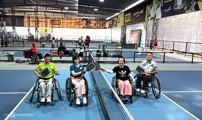 Bốn thành viên trong tổng số 40 người tham gia câu lạc bộ pickleball của Câu lạc bộ Thể thao người Khuyết tật (VDADC). Ảnh: Quỳnh Nguyễn