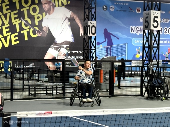 Anh Nguyễn Văn Huân chơi pickleball tại một sân tập ở phường Nam Từ Liêm, Hà Nội, ngày 14/11. Ảnh: Quỳnh Nguyễn