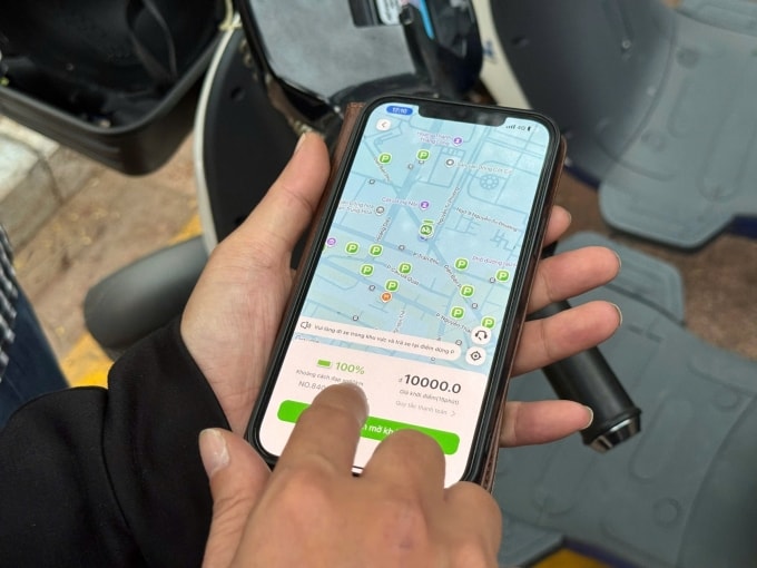 Để sử dụng xe đạp điện, người dùng cần tải ứng dụng, đăng ký tài khoản, nạp tiền và quét mã QR để mở khóa chỉ trong vài phút. Ảnh: Quỳnh Nguyễn