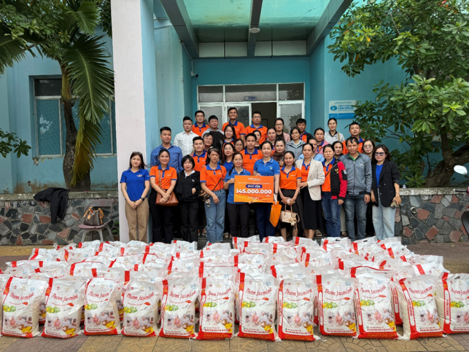 Công ty, công đoàn và cán bộ nhân viên SHBFinance ủng hộ đồng nghiệp chiuk ảnh hưởng bởi thiên tai. Ảnh: SHBFinance
