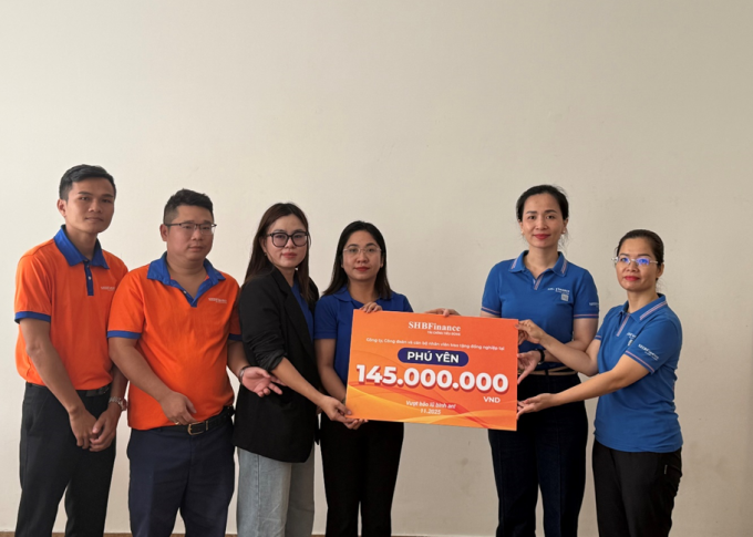 Đại diện ban lãnh đạo công ty đến trực tiếp từng khu vực trao tặng quà và động viên tinh thần tới các thành viên. Ảnh: SHBFinance