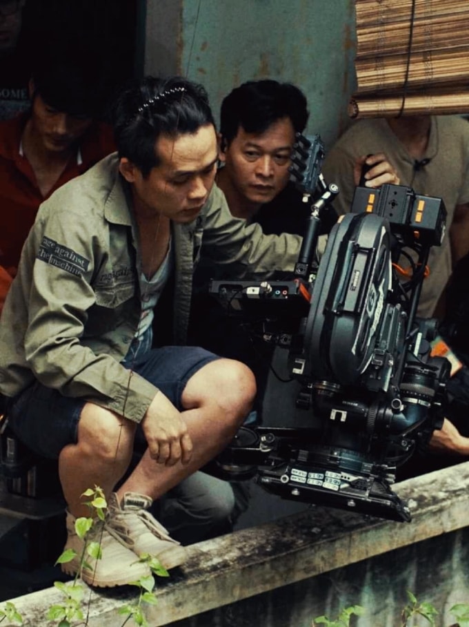 Đạo diễn hình ảnh Bob Nguyễn (trái) trên phim trường Quán Kỳ Nam. Ảnh: Nhân vật cung cấp