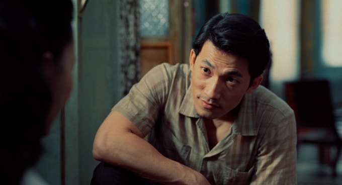 Tông phim nhựa 35 mm trong Quán Kỳ Nam tạo lớp màu trầm ấm, làm nổi bật ánh mắt và đường nét gương mặt diễn viên. Ảnh: Đoàn phim cung cấp