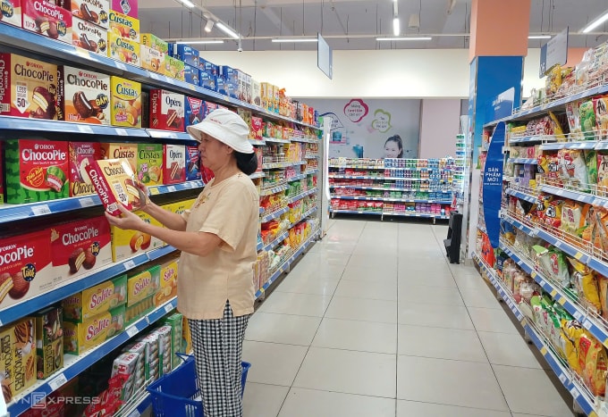 Kệ bánh kẹo tại siêu thị Co.opmart trên đường Quang Trung, phường Thông Tây Hội (TP HCM) xuất hiện khá nhiều sản phẩm giảm đường và không đường. Ảnh: Thi Hà