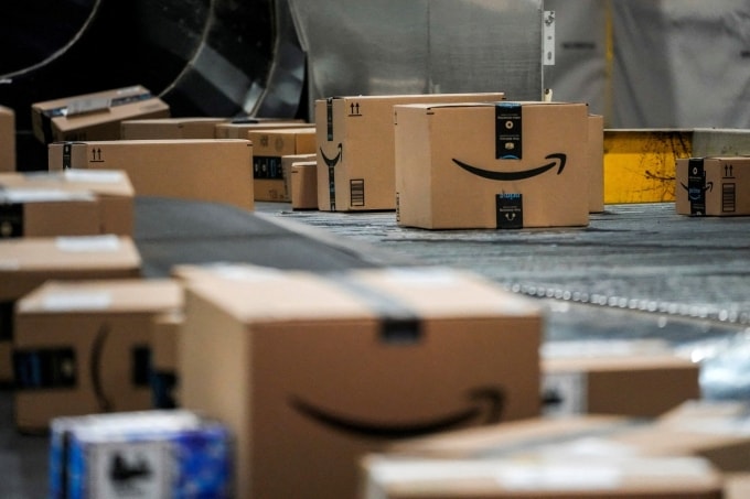 Các gói hàng của Amazon tại kho hàng ở New Jersey (Mỹ) tháng 12/2025. Ảnh: Reuters