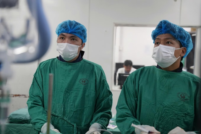 Các bác sĩ can thiệp đốt rung nhĩ cho bệnh nhân. Ảnh: Bệnh viện cung cấp