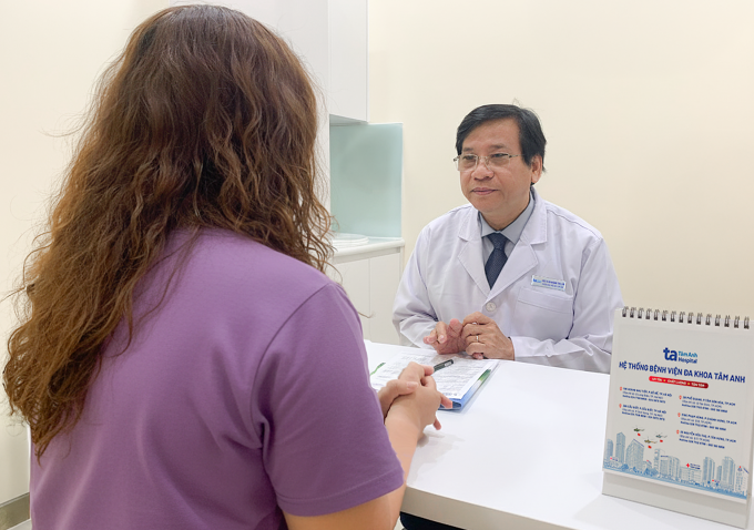 Bác sĩ Hoàng tư vấn liệu trình giảm cân cho chị Vân. Ảnh: Bệnh viện Đa khoa Tâm Anh
