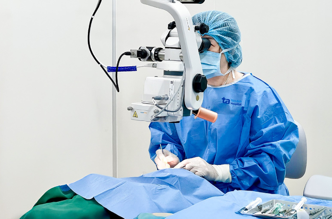 Bác sĩ phẫu thuật mắt cho bà Phượng. Ảnh: Bệnh viện Đa khoa Tâm Anh