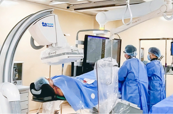 Bác sĩ can thiệp lấy huyết khối ở não cho ông Huỳnh bằng hệ thống chụp mạch DSA. Ảnh: Bệnh viện Đa khoa Tâm Anh