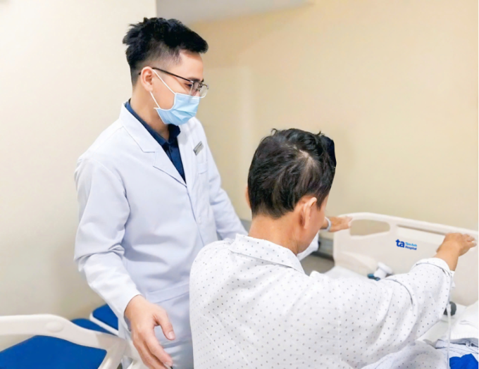 Bác sĩ Giáp đang kiểm tra sức cơ, đánh giá phục hồi sau đột quỵ cho ông Huỳnh. Ảnh: Bệnh viện Đa khoa Tâm Anh