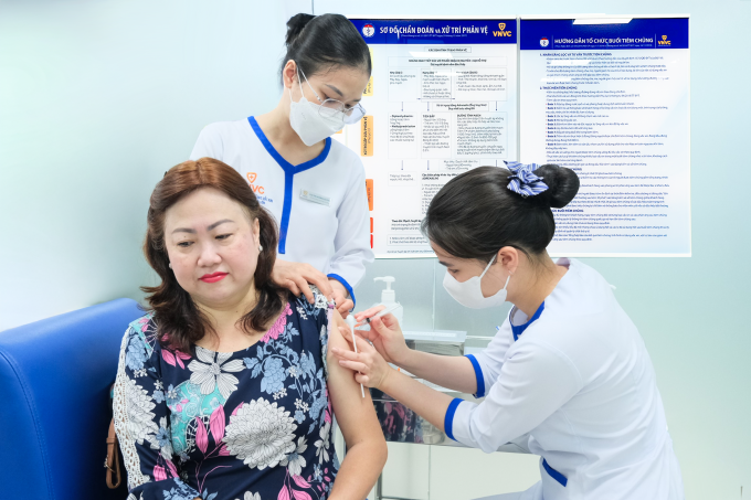 Bà Nga tiêm zona thần kinh tại VNVC quận 5, TP HCM để phòng bệnh. Ảnh: Khánh Hòa